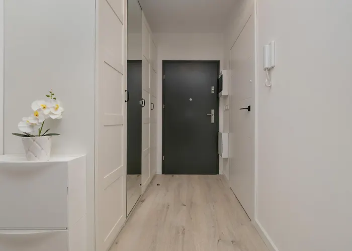 Modern Wroblewskiego With Balcony And Free Parking By Renters 罗兹